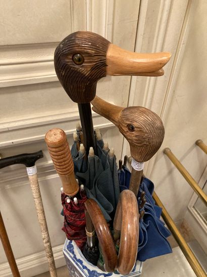 null Set of umbrellas and canes some with heads

of engraved wooden ducks

UMBRELLA...