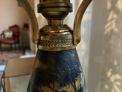 null Vase en verre monté en lampe à décor de camée à l'acide représentant un paysage...