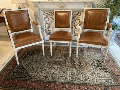 null Mobilier de salon laqué blanc comprenant quatre chaises et quatre fauteuils...