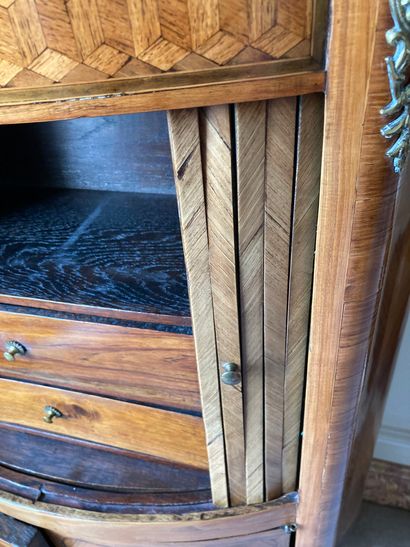 null STORAGE CABINET AT THE HEIGHT OF

TRANSITION STYLE

XIXTH CENTURY

Made of rosewood...