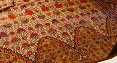null LARGE ORIENTAL RUG

Wool with a creamy background with cross-braces and motifs...
