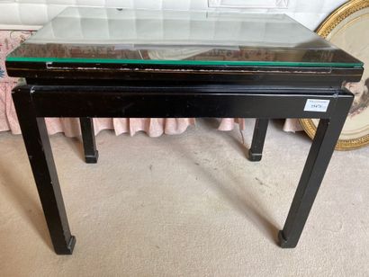 null PETITE TABLE BASSE DE STYLE CHINOIS

XXÈME SIÈCLE

En bois laqué noir et décor...