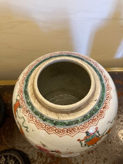 null 
PAIRE DE POTICHES COUVERTES




CHINE, XIXÈME SIÈCLE




En porcelaine, à décor...