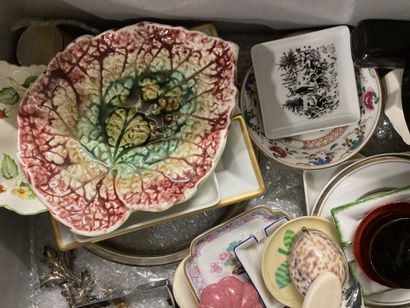 null 
Lot including a white ceramic ashtray




hunting commemorative, 




hunting...