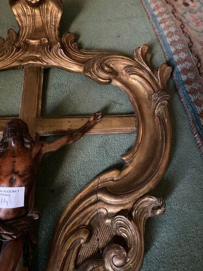 null Crucifix formant bénitier en bois doré et buis

Vers 1800

H totale : 56 cm...