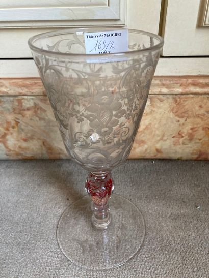 null SUITE DE DEUX VERRES SUR PIED

ANGLETERRE, XIXÈME SIÈCLE, DÉCORÉ AUX PAYS-BAS

En...