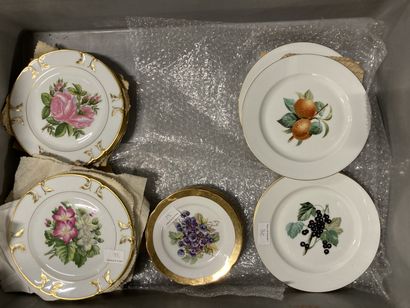 null SEQUENCE OF THIRTEEN PLATES

LIMOGES

Porcelain with fruit decoration and golden...