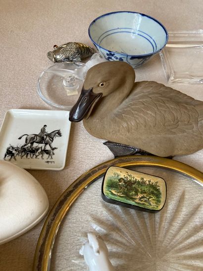 null 
Lot including a white ceramic ashtray




hunting commemorative, 




hunting...