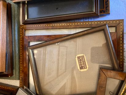 null Mannette of various small photo frames 

Lot sold as is 

Ref 165