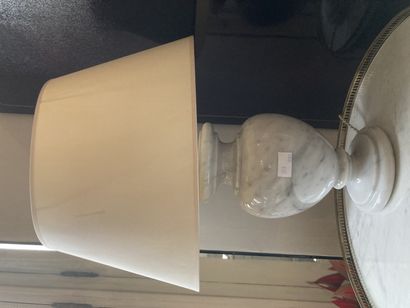 null Pied de lampe en marbre blanc de forme ovoïde.

H : 32 cm

un éclat 

Lot vendu...