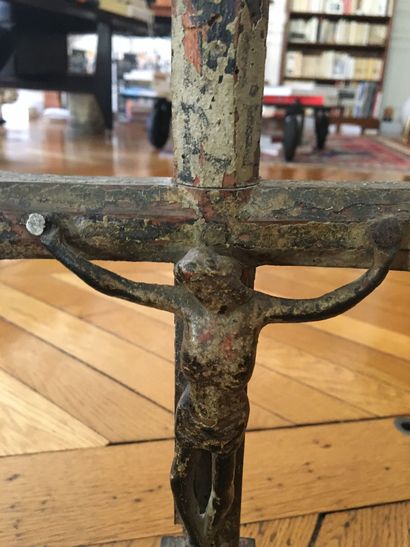 null Christ en bronze présenté sur une croix en bois laqué gris. Il est présenté...