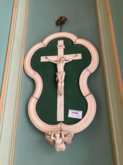null Bénitier en ivoire, le cadre chantournée avec crucifix

XIXème siècle

H : 39...
