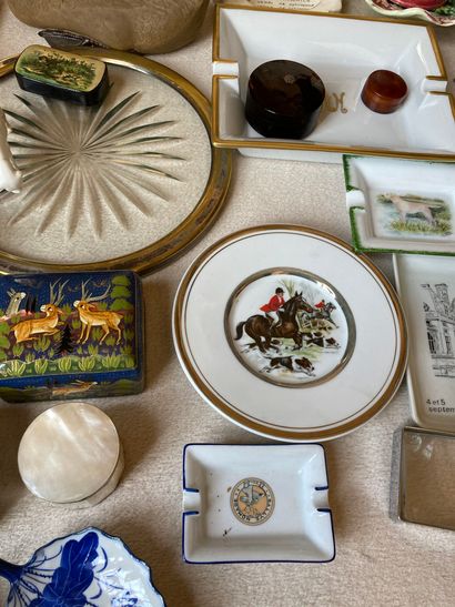 null 
Lot including a white ceramic ashtray




hunting commemorative, 




hunting...