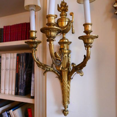 null PAIR OF LOUIS STYLE SCONCES XVI

LATE NINETEENTH CENTURY

In chased and gilded...