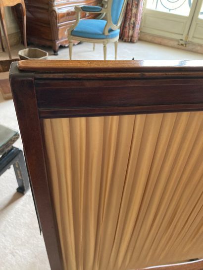 null FIRE SCREEN FORMING A SOFT BILLET

EARLY NINETEENTH CENTURY

In mahogany, removable...