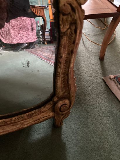 null 
Petit miroir à fronton doré




Style Louis XV




H totale : 66 cm 



Fentes,...