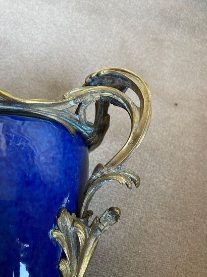 null VASE MONTÉ DE STYLE LOUIS XV

XIXÈME SIÈCLE

En porcelaine bleu, la monture...