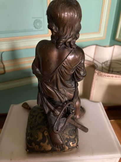 null Pendule borne en marbre blanc et bronze à décor d'enfant en prière

Fin du XIXème...