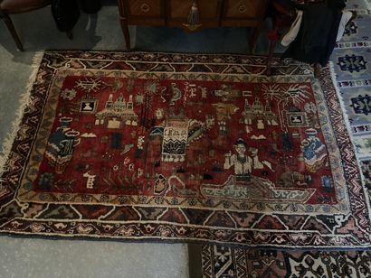 null Un tapis berbère fond rouge (environ 290 x 195 cm) et un tapis chinois à décor...