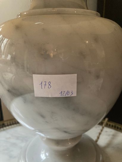 null Lamp base in white marble with an ovoid shape.

H : 32 cm

a shard 

Lot sold...