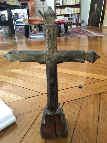 null Christ en bronze présenté sur une croix en bois laqué gris. Il est présenté...