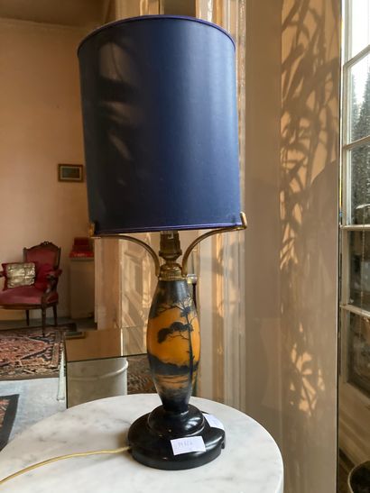 null Vase en verre monté en lampe à décor de camée à l'acide représentant un paysage...