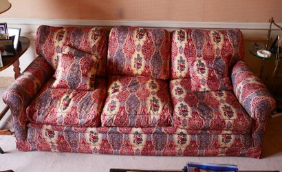null COMFORTABLE SOFA

XXTH CENTURY

Three-seater, fully covered with printed fabric

(Indian)...