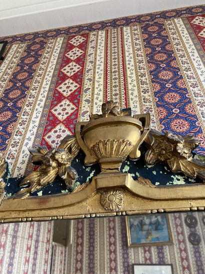 null LOUIS STYLE MIRROR XVI

LATE NINETEENTH CENTURY

In carved and gilded wood,...