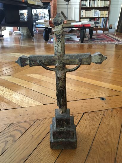 null Christ en bronze présenté sur une croix en bois laqué gris. Il est présenté...