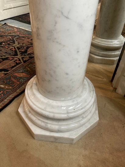 null Two marble columns, one pink, the other white.

H: 101 and 80 cm

Lot sold as...