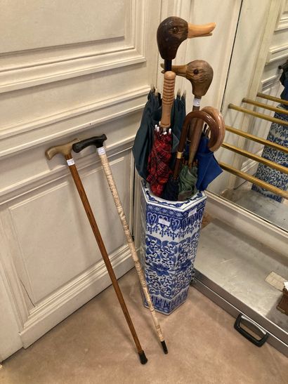 null Ensemble de parapluies et cannes certains avec têtes

de canards en bois gravé

PORTE-PARAPLUIE

MODERNE

En...