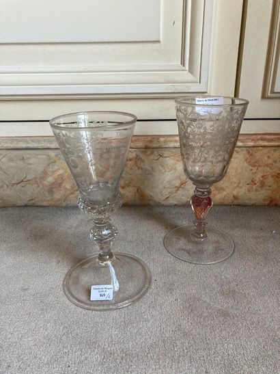 null SUITE DE DEUX VERRES SUR PIED

ANGLETERRE, XIXÈME SIÈCLE, DÉCORÉ AUX PAYS-BAS

En...