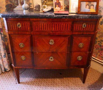 null LOUIS-STYLE CHEST OF DRAWERS XVI

XIXTH CENTURY

In wood marquetry, opening...