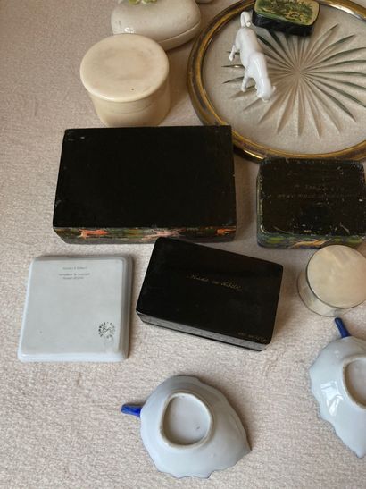 null 
Lot including a white ceramic ashtray




hunting commemorative, 




hunting...