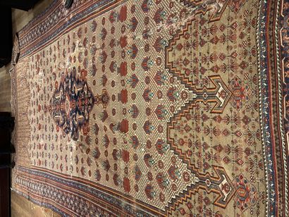 null LARGE ORIENTAL RUG

Wool with a creamy background with cross-braces and motifs...