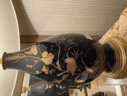 null Vase noir à décor doré dans le goût des productions japonisantes d'oiseaux branchés

H...