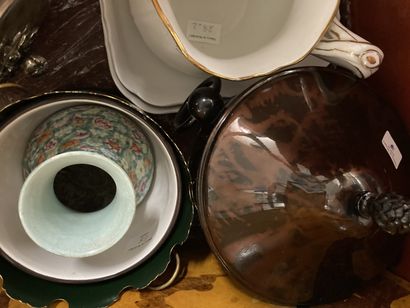 null 
Lot of various dishes and ceramics, pot holder, asparagus plates, glass pot,...