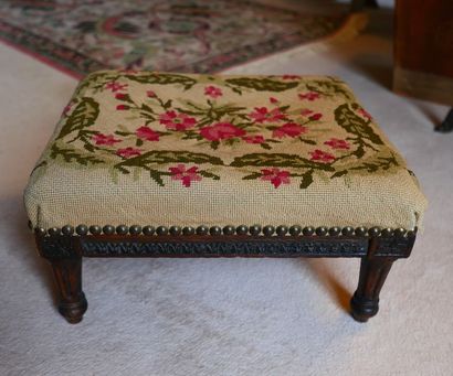 null LOUIS STYLE FOOTREST XV

XIXTH CENTURY

Moulded, carved and partly painted green...