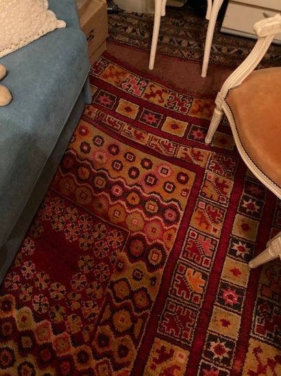 null Un tapis berbère fond rouge (environ 290 x 195 cm) et un tapis chinois à décor...