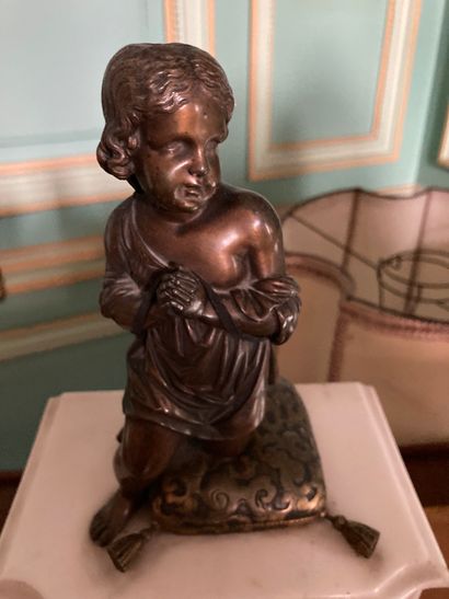 null Pendule borne en marbre blanc et bronze à décor d'enfant en prière

Fin du XIXème...