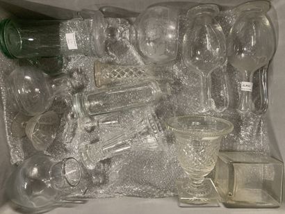 null 
Trois mannettes de verrerie pichets, carafes, vases , verres


En cristal et...