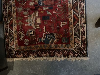 null Un tapis berbère fond rouge (environ 290 x 195 cm) et un tapis chinois à décor...
