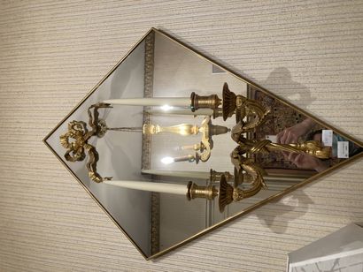 null Mirror with a two-light wall light

H: 90 - W: 64 cm 

Lot sold as is