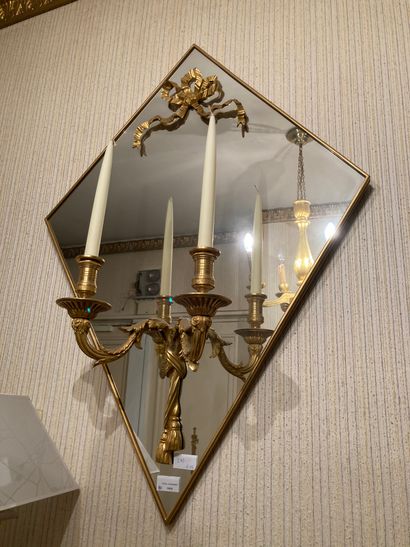 null Mirror with a two-light wall light

H: 90 - W: 64 cm 

Lot sold as is