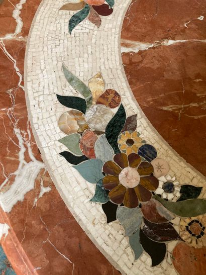 null Guéridon de style italien en marbre à décor floral

XXème siècle

Piètement...