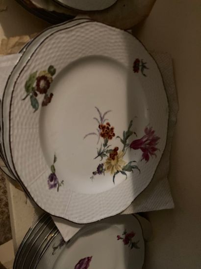 null SUITE DE 33 ASSIETTES 

En porcelaine blanche à décor de fleurs polychromes

D.:...