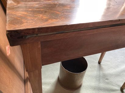 null Table en placage d'acajou, piètement gaine 

XIXème siècle (ensolée, vendu en...