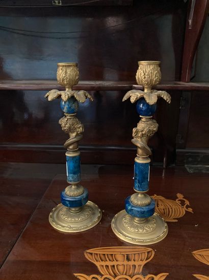 null Paire de flambeaux en bronze doré et lapis lazuli

Style du XIXème siècle

H...