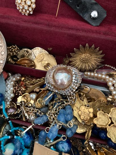 null Fort lot de faux-bijoux dont montres 

Lot vendu en l'état 

Ref 100
