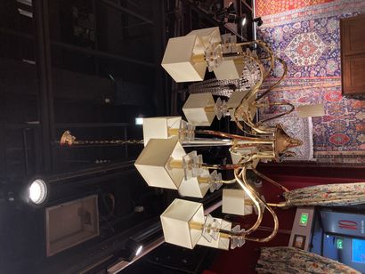 null 
Brass and plexiglass chandelier with two levels of light

Approximately H :...